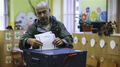 الناخبون البوسنيون يدلون بأصواتهم في الانتخابات المحلية