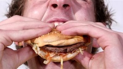 واحد من كل 6 مراهقين يتناولون وجبة سريعة مرتين فى اليوم