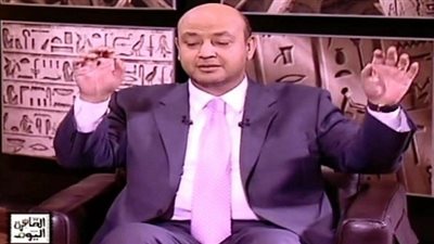 عمرو أديب يرقص على الهواء (فيديو)