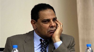 علاء الأسواني: برلماني يشغل الرأي العام عن 