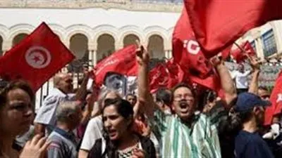 محتجون يقطعون الطريق في تونس للمطالبة بوظائف