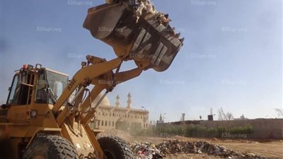 استمرار حملة لإزالة المخلفات والقمامة بالسلام في السويس (صور)