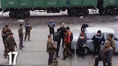 فقط في روسيا.. سيارة صغيرة تحمل 17 شخصًا! (فيديو)