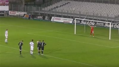 حارس مرمى يدهش العالم لتصديه لأغرب ركلة جزاء في تاريخ الكرة (فيديو)
