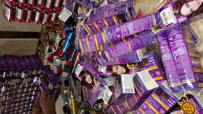 ضبط 929 عبوة مستحضرات تجميل منتهية الصلاحية في مطروح