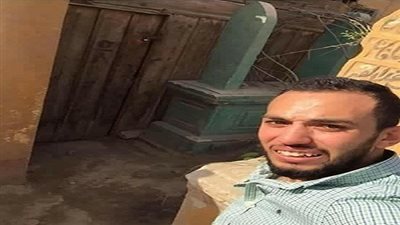 شاب يلتقط صورة 