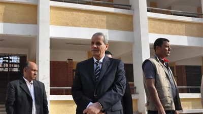 وزير التعليم يُفاجئ بغياب 28 معلمًا أثناء زيارته لمدرسة بـ
