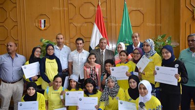 محافظ الإسماعيلية يكرم لاعبات كرة القدم النسائية والبنتابول (صور)