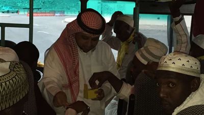 أهالي مكة يعطّرون ضيوف الرحمن المغادرين بالعود والطيب