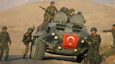 صحيفة تركية: مقتل جندي وإصابة ثلاثة آخرين في هجوم استهدف قاعدة عسكرية في ديار بكر