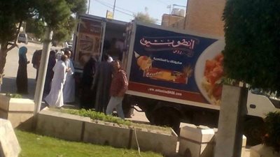 مجمعات الإسكندرية تضخ سياراتين مواد غذائية لأهالى برج العرب