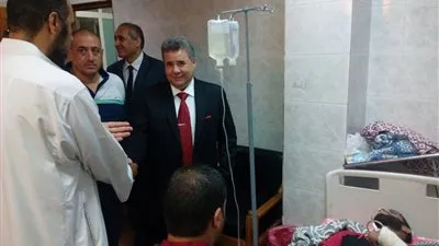 رئيس جامعة بنها يزور طالب تجارة المُصاب