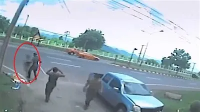 لحظة ظهور شبح فوق جثة فتاة تعرضت لحادث على الطريق (فيديو)