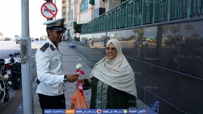 أمن الإسكندرية يوزع الورود على المواطنين بمناسبة ذكرى أكتوبر (صور)