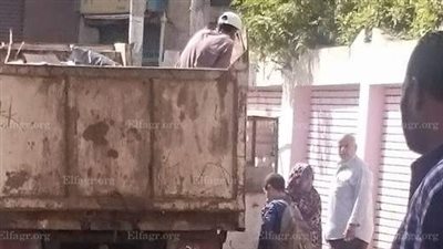 مدرسة بالمنوفية تستغل التلاميذ لجمع القمامة من الشوارع وتحميلها على السيارات (صور)