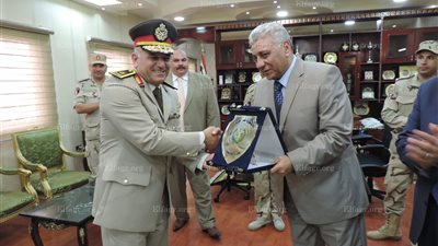 مدير أمن البحيرة يهدي قائد الفرقة العاشرة درع المديرية احتفالًا بنصر أكتوبر (صور)