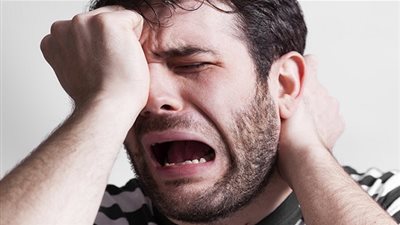 للزوجات فقط.. ماذا تفعلين إذا بكى زوجك؟