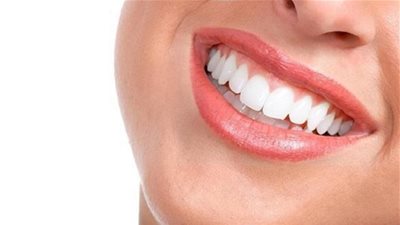 تحذير .. 10 أطعمة ومشروبات يجب الإبتعاد عنها للحفاظ على بياض الأسنان (صور)