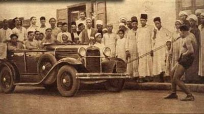 علي أفندي يجر سيارة بسبعة أشخاص
