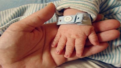 أم ترفع دعوى على مستشفى في بريطانيا بعد أن أنجبت طفلة معاقة 