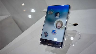 شارب تكشف عن هاتفها الذكي 