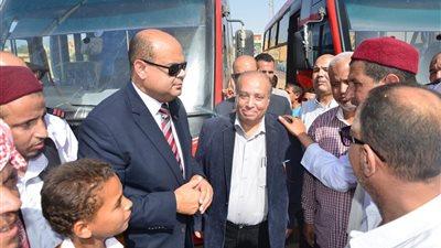 محافظ مطروح يوفر حافلات ويطلب انشاء كباري مشاة دعمًا لمدينة الحمام
