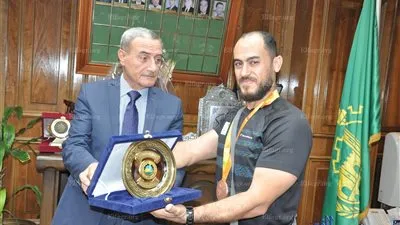 محافظ القليوبية يكرم أبطال المحافظة في رفع الأثقال لذوي الاحتياجات الخاصة (صور)