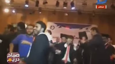 حفل تخرج طلاب هندسة بإحدى الجامعات المصرية على أنغام 