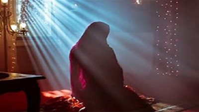 الحكم صلاة المرأة وقدمها مكشوفة (فيديو)