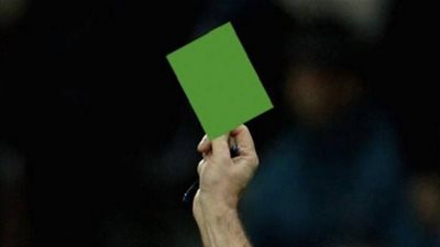 بالفيديو.. حكم يستخدم البطاقة الخضراء لأول مرة في تاريخ كرة القدم