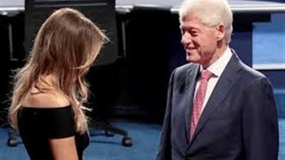 مصافحة ودية بين عائلتي ترامب وكلينتون خلال المناظرة 