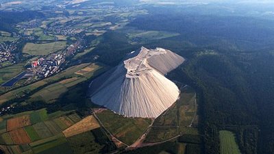 هل تعلم أين يقع أكبر جبل يحتوي على الملح في العالم؟