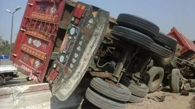 إنقلاب سيارة محملة بمادة 