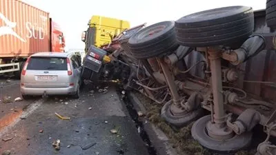 كارثة.. انقلاب سيارة محملة بـ