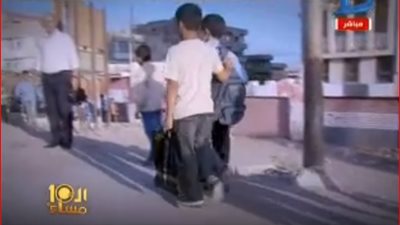 مأساة.. تلاميذ يذهبون للمدرسة بـ