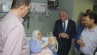 محافظ جنوب سيناء يزور نائبة أصيبت بذبحة صدرية في احتفالية البرلمان بشرم الشيخ (صور)