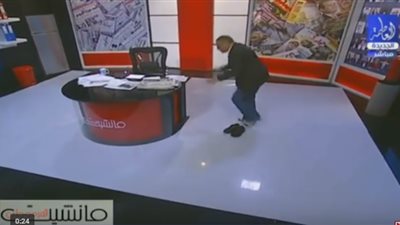 جابر القرموطي يخلع حذائه على الهواء.. والسبب