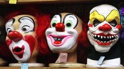 مهرجون مرعبون يستدرجون الأطفال إلى الغابات ويثيرون الفزع في أمريكا 