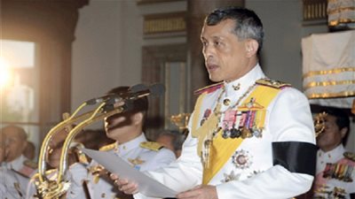 أفراد الأسرة الملكية في تايلاند يزورون الملك في المستشفى