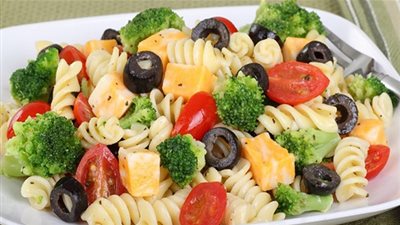 طريقة عمل سلطة المكرونة بجبنة الشيدر اللذيذة