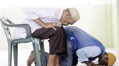 ما هو حكم الصلاة قعودا لمن له القدرة على الوقوف؟ (فيديو)