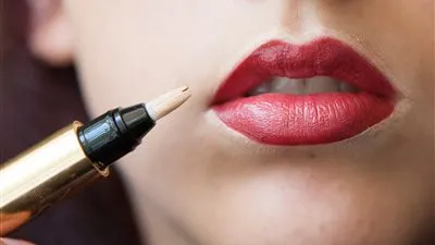 لتحصلي على شفاه مفعمة بالرقة والأنوثة أتبعي هذه الخطوات