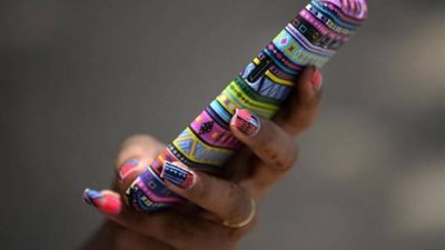 النساء تفضل الهاتف على شريك الحياة