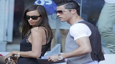 بالصور.. رونالدو يتودد لإيرينا شايك من أجل العودة