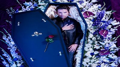 تصاميم أزياء للموتى لكي يكونوا بكامل أناقتهم في نعوشهم! (صور)