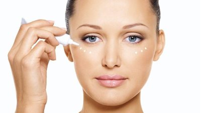 أفضل طريقة لوضع كريم العيون 