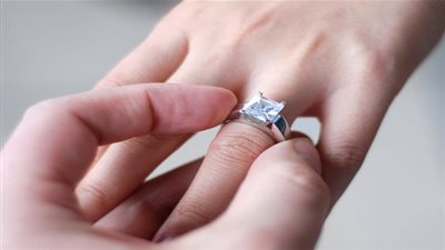 ما سبب وضع خاتم الزواج في هذه الإصبع بالذات!