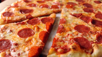 طريقة عمل بيتزا البيبروني السريعة