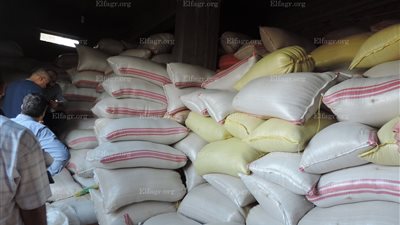 ضبط 300 طن أرز شعير قبل بيعهم بالسوق السوداء بالبحيرة (فيديو)