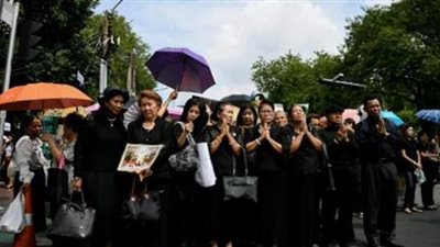 تحذيرات من نفاد الملابس السوداء في تايلاند بسبب الحداد على الملك